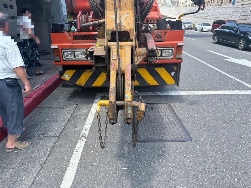 台北市信義區基隆路一段上月29日一輛吊車於切換車道時碰撞小客車。（圖／翻攝畫面）