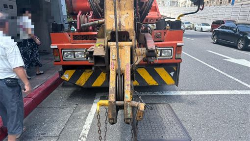 北市大吊車逼車硬切！車身貼這4字網狂酸