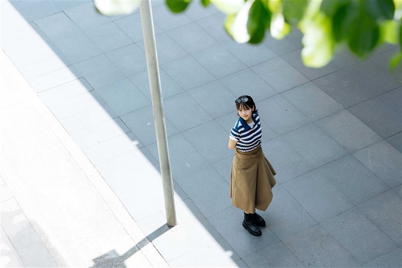 【Canada Goose】林廷憶以Almira Polo藍粉條紋衫與白色Roam T-Shirt打造層次造型。（圖／品牌業者提供）