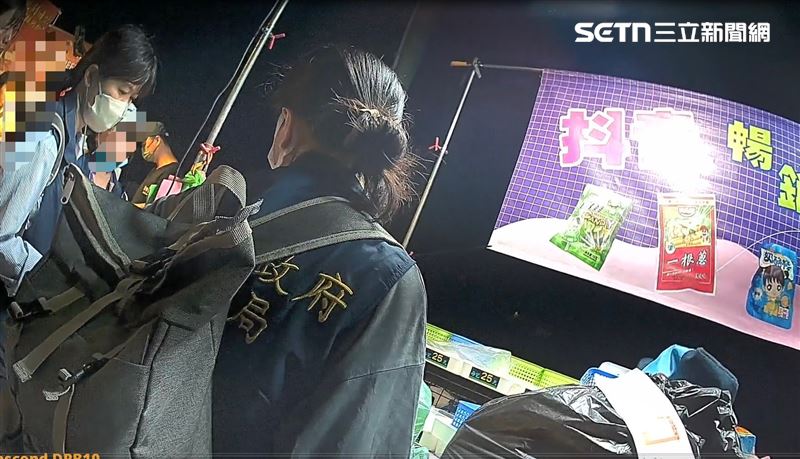 翁園夜市遭民眾爆料，疑似出現非法中國零食，醒目的布條主打「抖音暢銷」吸客。（圖／翻攝畫面）