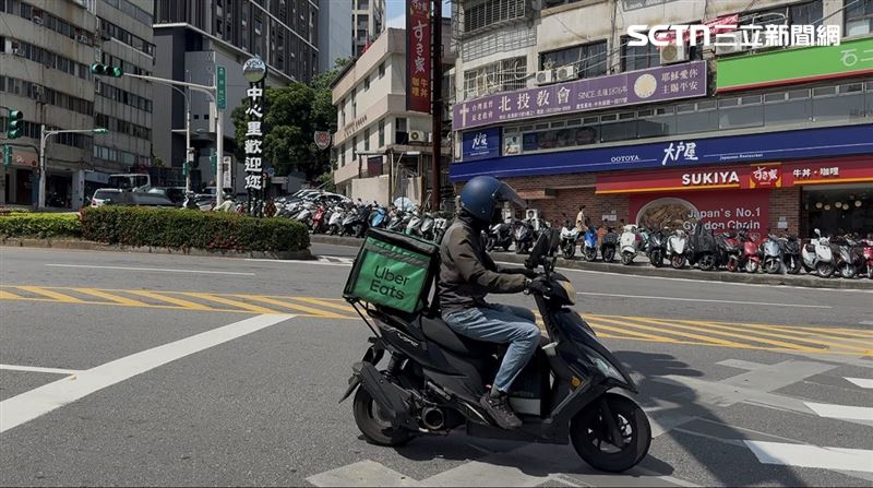 Uber此次免費機車載客沒有營利目的,是否可以解釋為「經營」,仍有討論空間,「並非當然就會成立」違法。(圖/記者李育道攝影)