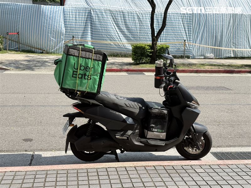 交通部認為,Uber透過平台媒合機車載客,已涉及《公路法》所稱「未經核准經營汽車運輸業」,若查證屬實,可依《公路法》相關規定裁罰。(圖/記者李育道攝影)