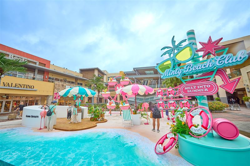 華泰夏季檔期《Gloria Minty Summer》7/3正式開檔，將夢幻海島俱樂部、粉嫩摩天輪與沁涼海岸造景搬進園區。（圖／品牌業者提供）