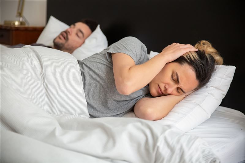 睡覺總是大聲打鼾，可能是阻塞型睡眠呼吸中止症的徵兆。（示意圖／翻攝自PEXELS）