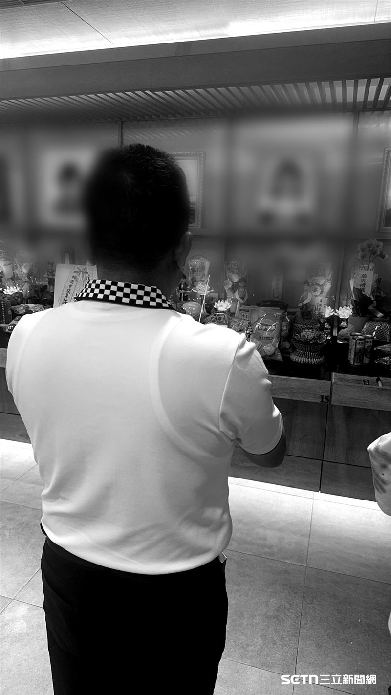 陳永聰親自帶著善款前往桃園殯儀館，在張小姐簡樸的小靈堂前捻香致意，默默雙手合十、深深一鞠躬。雖然兩人素昧平生，但他仍希望盡一己之力，陪伴她走完人生最後一程，讓這位因病離世、曾一度無人辦理後事的女子，最終能有尊嚴地向人生告別，也回到父母身邊安息。（圖／受訪者提供）