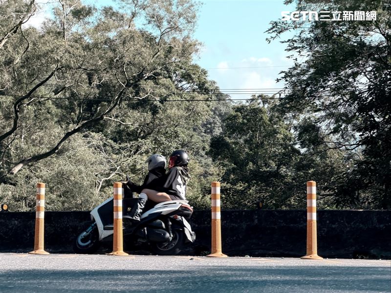 機車族屬於「肉包鐵」的高風險群,若忽視身體發出的初期求救訊號,一旦人體散熱機制失靈,恐在短時間內由熱衰竭惡化為重症中暑,危及生命安全。(圖/記者張宣恩攝影)