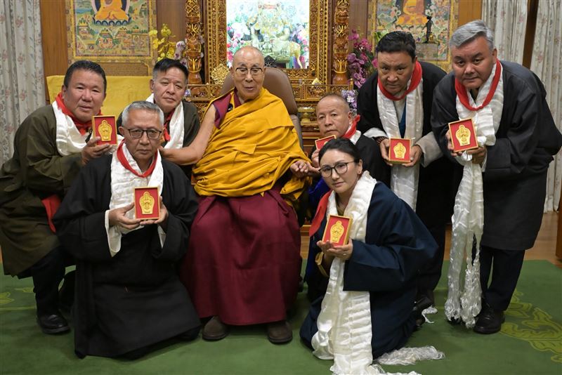 中國惡法上路！藏人行政中央駐台灣代表處怒吼：跨境打壓全面升級，警告台灣小心。圖為2026圖伯特全球大選後，司政及新任部長覲見尊者達賴喇嘛。（圖／《藏人行政中央駐台灣代表處》提供）