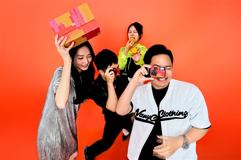 「BE REAL」月餅禮盒,隨盒附贈限量「W即可拍」一次性彩色底片相機。(圖/台北W飯店提供)