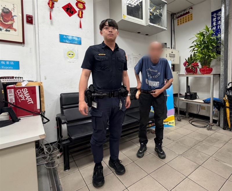 一名日籍老翁和家人來台旅遊不慎迷路，手上剩一張房卡尋求派出所員警協助。（圖／翻攝畫面）