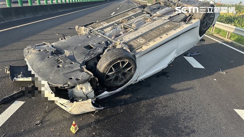 27歲吳姓男子先撞別人，後又自撞護欄翻車，被甩出車外死亡。（圖／翻攝畫面）