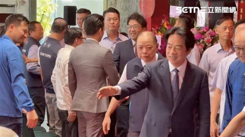沈伯洋與蔣萬安出席指南宮「孚佑帝君成道1146周年大典」，兩人握手打招呼（圖／記者劉秀敏攝影）