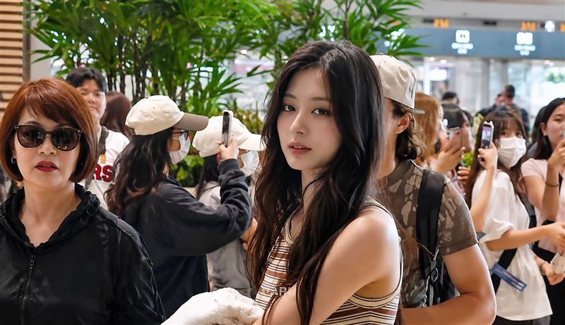 TWICE台籍成員周子瑜稍早在韓國仁川機場出發返回台灣,與母親一同搭機。(圖/讀者提供)