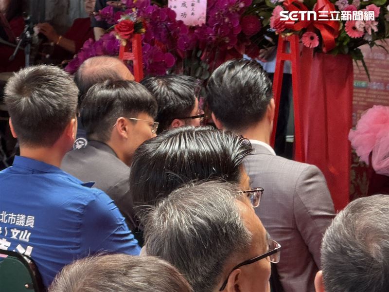 賴清德提及內湖淹水議題時，殷瑋靠上前與蔣萬安講悄悄話（圖／記者劉秀敏攝影）