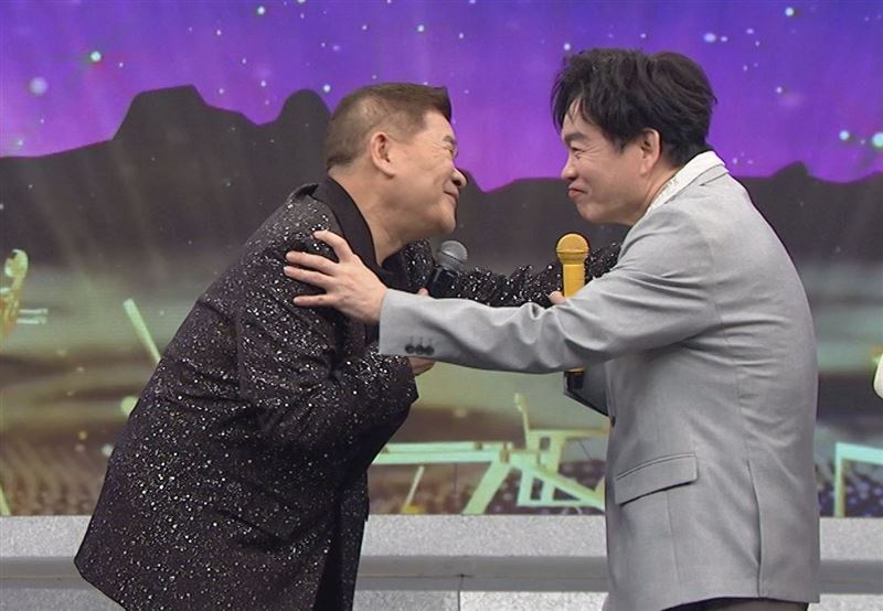 康康(右)讚譽澎恰恰(中)「綜藝全才」。(圖/中視提供)