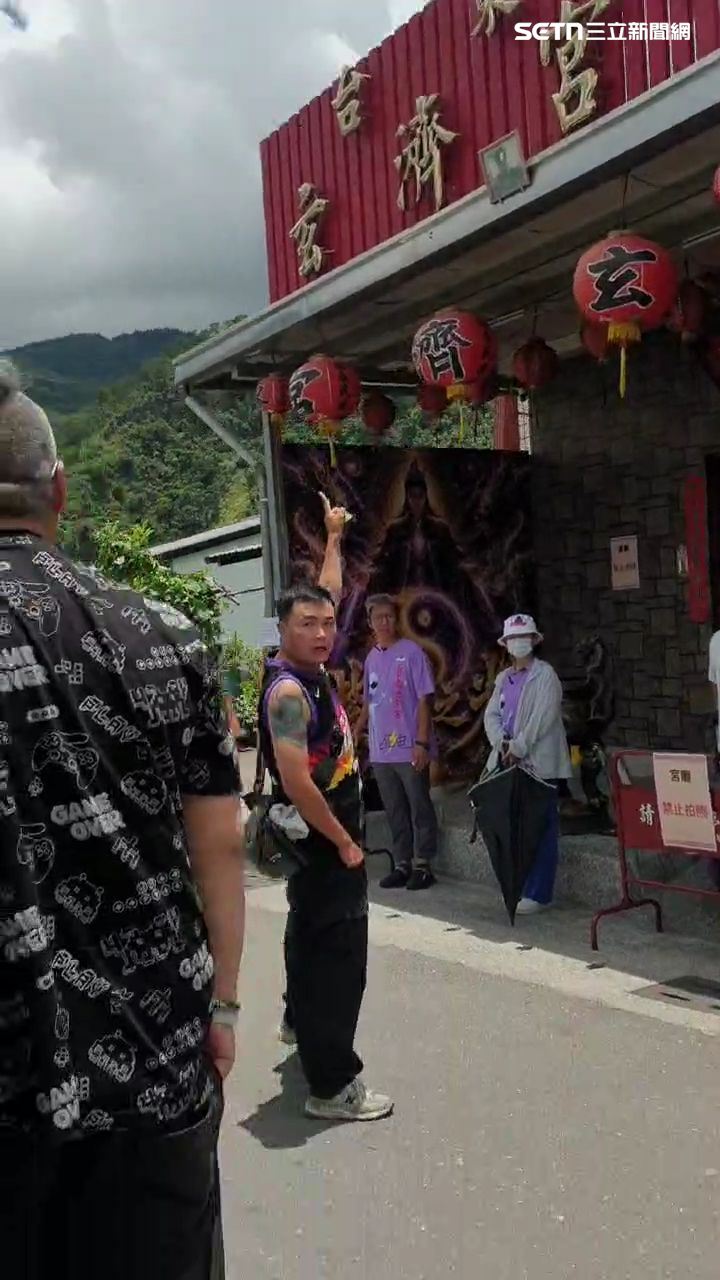 「吃屎哥」游兆霖帶人南下台東玄濟宮丟擲雞蛋洩憤。(圖/民眾提供)