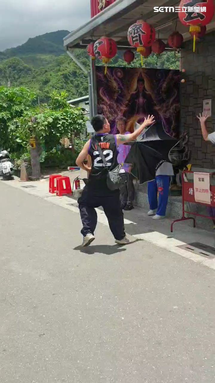 「吃屎哥」游兆霖帶人南下台東玄濟宮丟擲雞蛋洩憤。(圖/民眾提供)