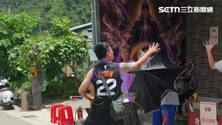 獨/不滿玄濟宮消費天災 吃屎哥怒丟雞蛋