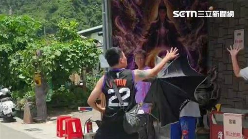 獨／不滿玄濟宮消費天災　吃屎哥怒丟雞蛋