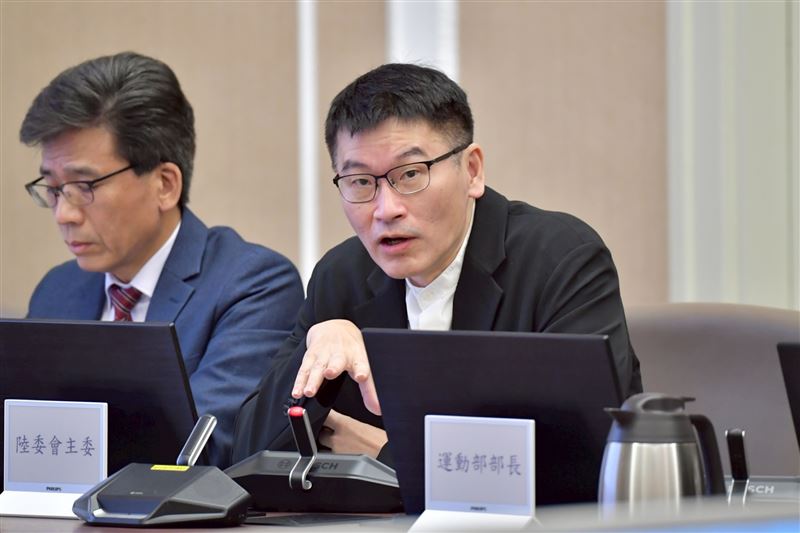 陸委會副主委梁文傑今（2）日於行政院會報告「中共施行『民族團結進步促進法』對台衝擊及政府因應對策」。（圖／行政院提供）