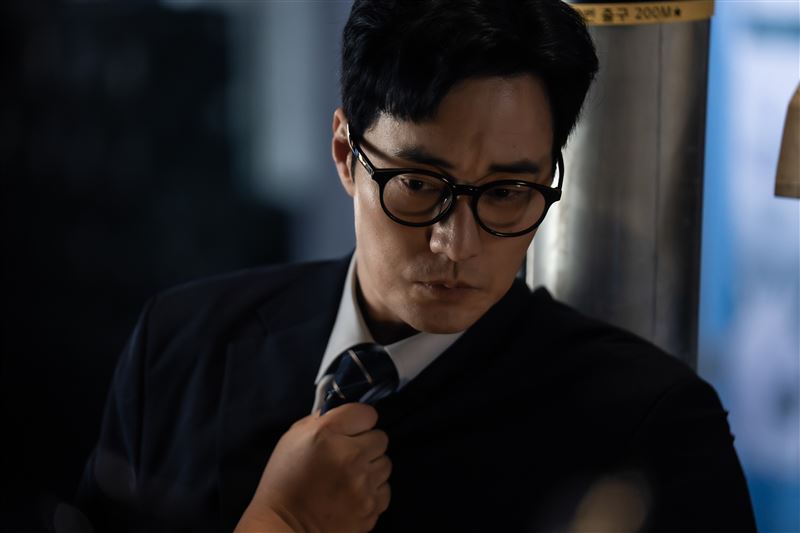 由蘇志燮主演的韓劇《金特務:本色回歸》開播後話題不斷。(圖/Netflix提供)