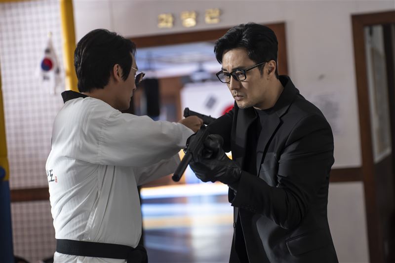 蘇志燮主演《金特務:本色回歸》,展現冷酷黑幫男神與樸實父親的雙重魅力。(圖/Netflix提供)