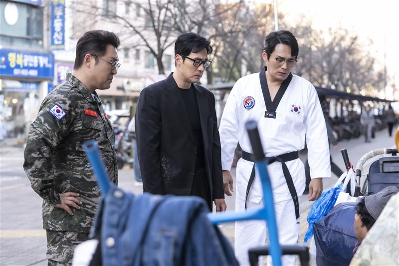 由蘇志燮主演的韓劇《金特務:本色回歸》開播後話題不斷。(圖/Netflix提供)