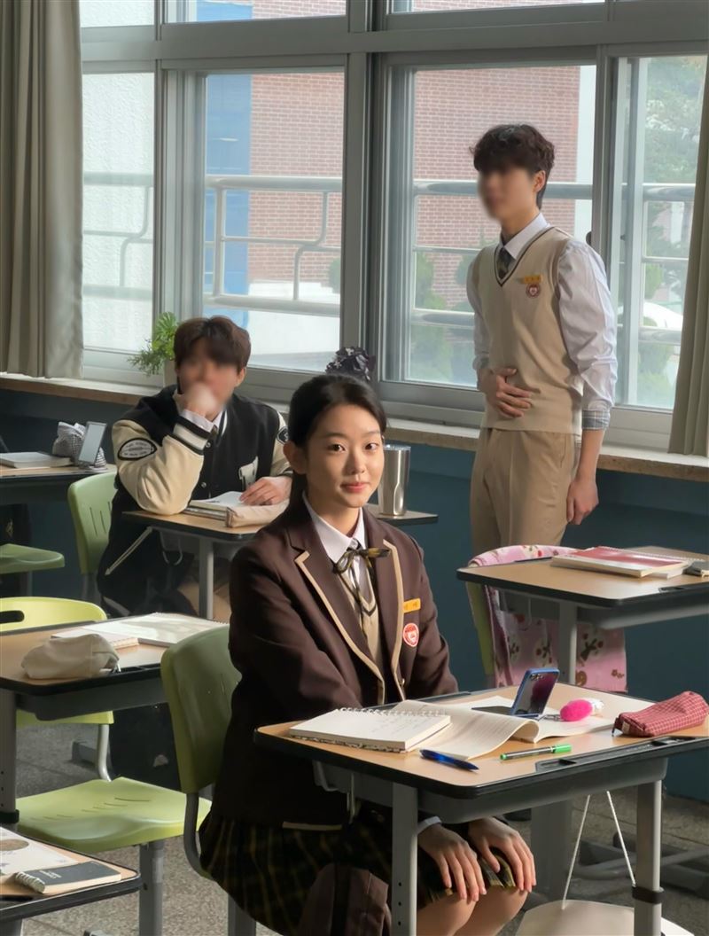 在劇中飾演蘇志燮女兒「金敏智」的19歲新生代演員徐秀敏受到關注。(圖/翻攝自IG @sumin_.0931)