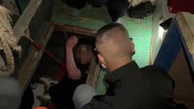 潮牌大亨黃克誠因《銀行法》等案遭判刑，欲偷渡中國遭到查獲。（圖／翻攝畫面）