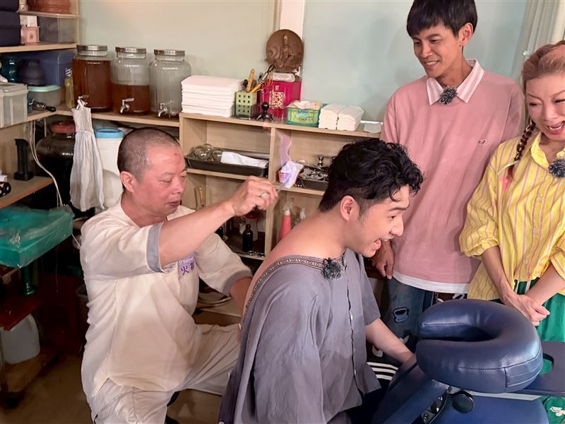 鹿希派體驗火龍療法。（圖／民視提供）