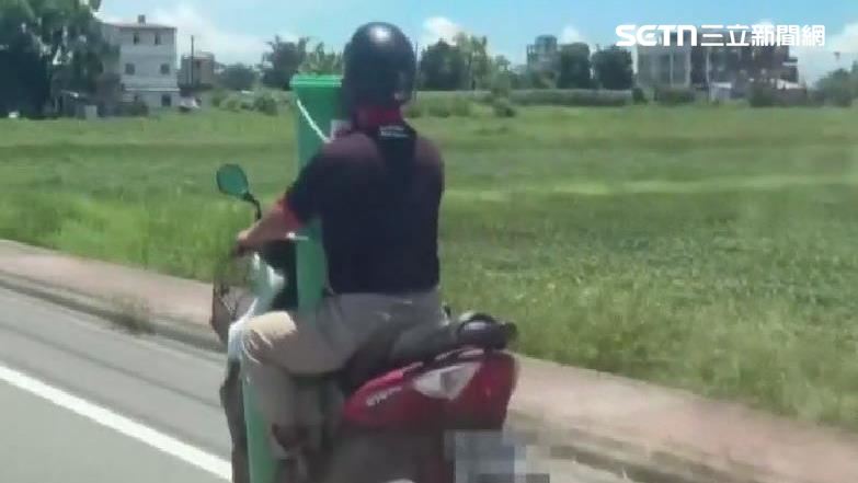 機車踏墊載3桶油漆 騎士危險上路
