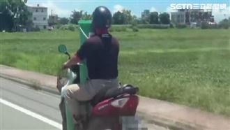 機車踏墊載3桶油漆　騎士危險上路