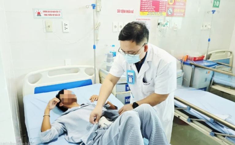 越南一名38歲男子日前因一時好奇，竟將如廁後清潔用的「馬桶沖洗器」噴頭整支塞入肛門。（圖／翻攝自越南越安醫院官網）