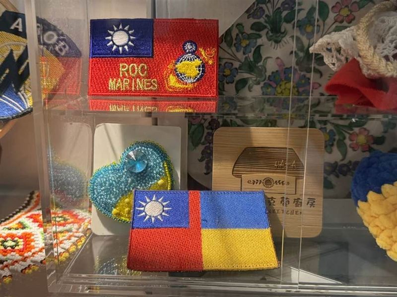 台灣人挺進烏克蘭前線,不再只是捐錢與做表面功夫。僑商林岳與留學生許丞巽的實戰觀察顯示,台灣應放棄「賣整機」的軍火商幻想,轉向在地深耕的「技術合作」與「民防通訊連結」。這場戰爭帶回的不是商機快報,而是台灣面對地緣危機時,如何在殘酷現實中淬煉出無價的生存智慧與軟實力。圖為林岳在餐廳一角,擺設了許多與烏克蘭有關的紀念品。(圖/記者師瑞德攝影)