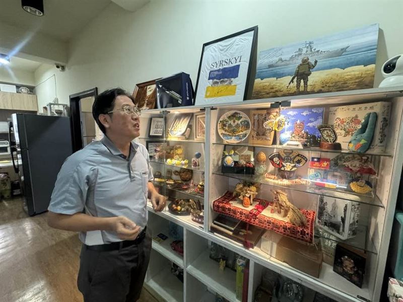 台灣人挺進烏克蘭前線,不再只是捐錢與做表面功夫。僑商林岳與留學生許丞巽的實戰觀察顯示,台灣應放棄「賣整機」的軍火商幻想,轉向在地深耕的「技術合作」與「民防通訊連結」。這場戰爭帶回的不是商機快報,而是台灣面對地緣危機時,如何在殘酷現實中淬煉出無價的生存智慧與軟實力。圖為林岳在餐廳一角,擺設了許多與烏克蘭有關的紀念品。(圖/記者師瑞德攝影)