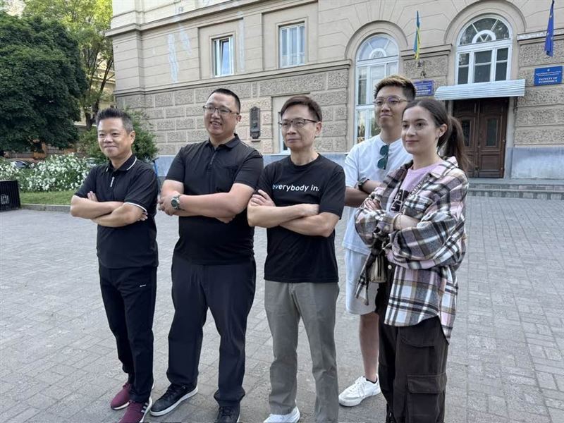 台灣人挺進烏克蘭前線,不再只是捐錢與做表面功夫。僑商林岳與留學生許丞巽的實戰觀察顯示,台灣應放棄「賣整機」的軍火商幻想,轉向在地深耕的「技術合作」與「民防通訊連結」。這場戰爭帶回的不是商機快報,而是台灣面對地緣危機時,如何在殘酷現實中淬煉出無價的生存智慧與軟實力。圖為許丞巽(穿著白衣)與貿協夥伴在烏克蘭的活動照。(圖/記者師瑞德攝影)