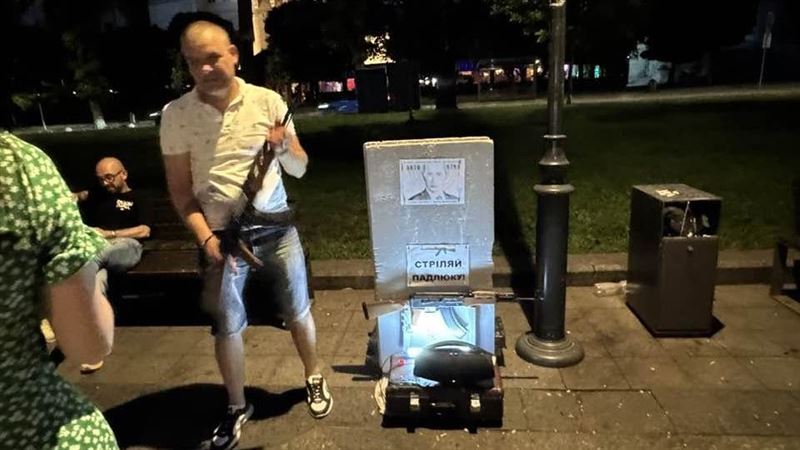 面對戰時風險,與其恐慌不如務實準備。烏克蘭經驗顯示,數位支付系統與國債能維繫經濟運作,民眾保持「日常抗壓」的意志更是社會韌性關鍵。台灣應借鏡其經驗,強化支付韌性、儲備物資並分散資產,將風險防範融入資產配置。照顧好自己不成為政府負擔,便是公民對國家防衛韌性最大的貢獻。圖為利沃夫公園內,「打爆普丁」的小遊戲。(圖/記者師瑞德攝影)