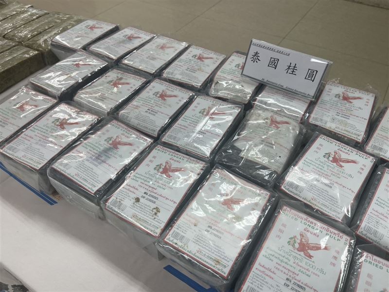 嫌犯利用泰國桂圓濃郁香氣掩蓋大麻,企圖干擾緝毒犬嗅覺。(圖/翻攝畫面)