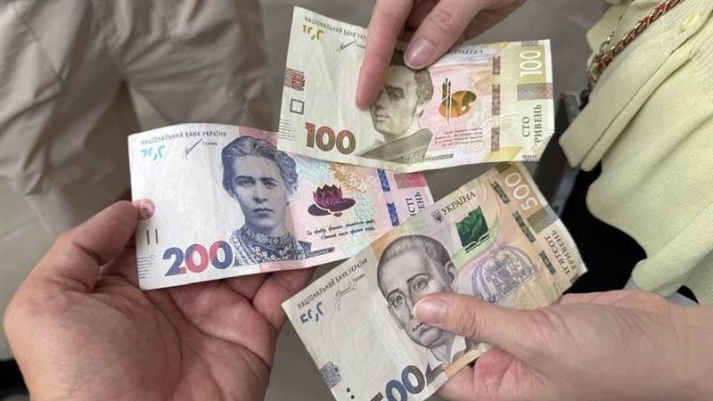 面對戰時風險,與其恐慌不如務實準備。烏克蘭經驗顯示,數位支付系統與國債能維繫經濟運作,民眾保持「日常抗壓」的意志更是社會韌性關鍵。台灣應借鏡其經驗,強化支付韌性、儲備物資並分散資產,將風險防範融入資產配置。照顧好自己不成為政府負擔,便是公民對國家防衛韌性最大的貢獻。圖為利沃夫公園內,「打爆普丁」的小遊戲。圖為烏克蘭的紙鈔與銅板。(圖/記者師瑞德攝影)