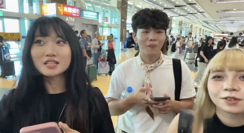 粉絲們早早聚集在小港機場,直言見到本人感動不已。(圖/讀者提供)