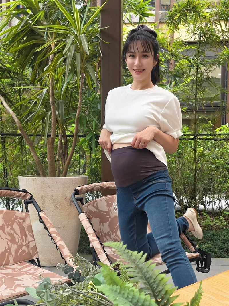 許鈞鈞懷孕6個月笑著掀開肚子幽默發問：「會有人讓座給我嗎？」（圖／翻攝自IG@fish007_011）