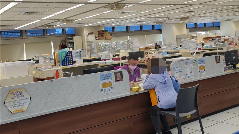 蔡母新北分署向書記官說明案情。（圖／翻攝畫面）