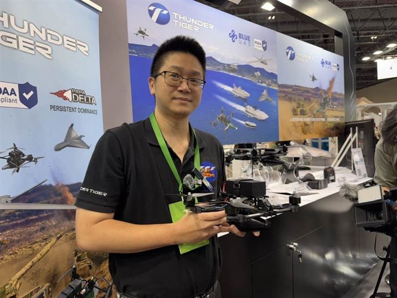 烏克蘭戰場變身無人機試驗場,迫使全球重構「非紅供應鏈」。台灣企業正以精密零組件與系統整合能力,與烏方進行雙向技術交換,將台廠的製造實力轉化為實戰數據,在動盪局勢中搶下全球防務關鍵席位。圖為雷虎科技業務代表紀文軒。(圖/記者師瑞德攝影)
