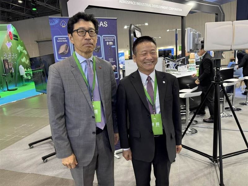 烏克蘭戰場變身無人機試驗場,迫使全球重構「非紅供應鏈」。台灣企業正以精密零組件與系統整合能力,與烏方進行雙向技術交換,將台廠的製造實力轉化為實戰數據,在動盪局勢中搶下全球防務關鍵席位。圖為漢翔航空工業董事長曹進平。(圖/記者師瑞德攝影)