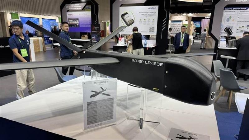 烏克蘭戰場變身無人機試驗場,迫使全球重構「非紅供應鏈」。台灣企業正以精密零組件與系統整合能力,與烏方進行雙向技術交換,將台廠的製造實力轉化為實戰數據,在動盪局勢中搶下全球防務關鍵席位。(圖/記者師瑞德攝影)