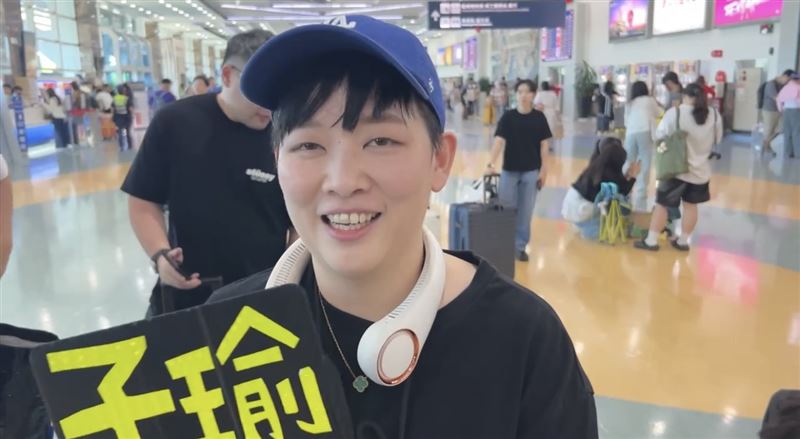 有粉絲特別從美國返台為了看子瑜演出,還特別製作了手牌力挺。(圖/讀者提供)
