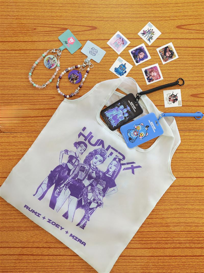Netfli x K-Pop獵魔女團 × extra®無糖口香糖於超商通路推出精緻周邊。（圖／品牌業者提供）
