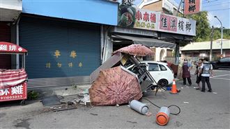 飯糰名店慘遭衝撞！攤位淪廢鐵1送醫