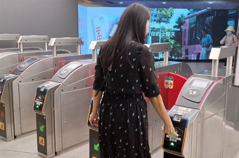 北捷7月1日起全面開放國內外信用卡及綁定信用卡的手機行動支付感應乘車,首日進出站交易量近4.9萬人次。(圖/北捷提供)