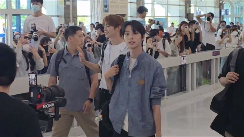 台灣孩子崔立于與韓國成員姜玗進組成的男團FLARE U,2日下午搭機抵達高雄小港機場。(圖/讀者提供)