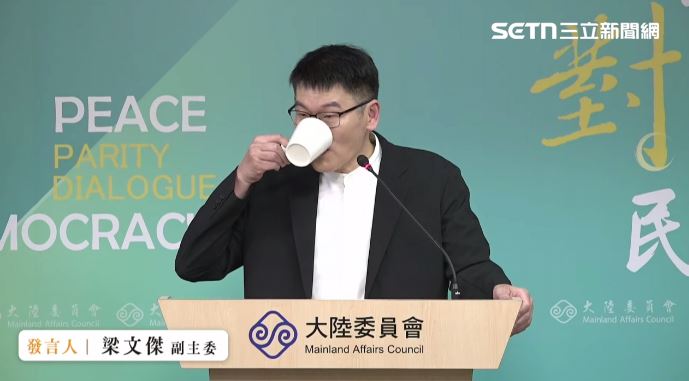 陸委會公布，本週又新增10名國人入境中國後失聯，其中有一團4人「整團不見」，另外還有一人是台灣法官，住飯店直接被3名公安開門進入盤查。（圖／翻攝畫面）